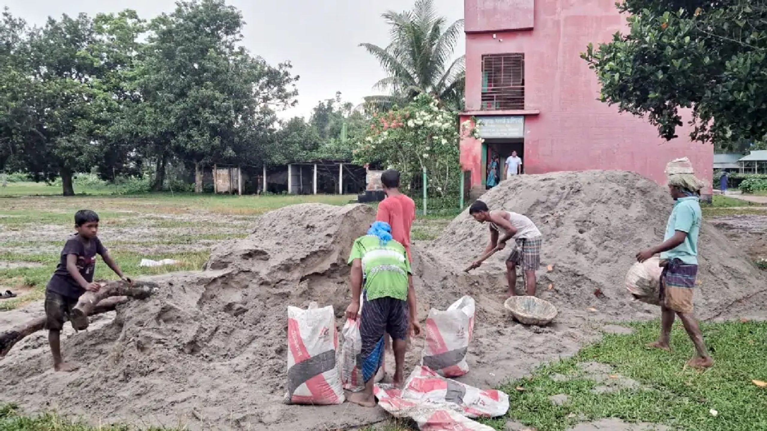 কারখানার কাছে স্কুলমাঠ ভাড়া প্রধান শিক্ষকের, বন্ধ শিক্ষার্থীদের খেলাধুলা