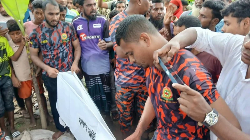 বাড়ি থেকে বেরিয়ে আর ফেরা হলো না, পুকুরে মিলল ৩ শিশুর মরদেহ