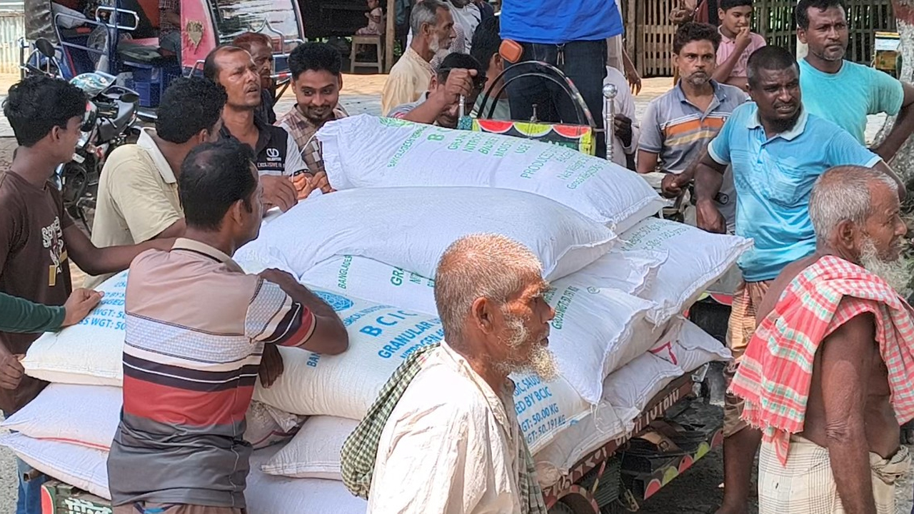 গাংনীতে পাচারকালে ২০ বস্তা সার উদ্ধার, জরিমানা