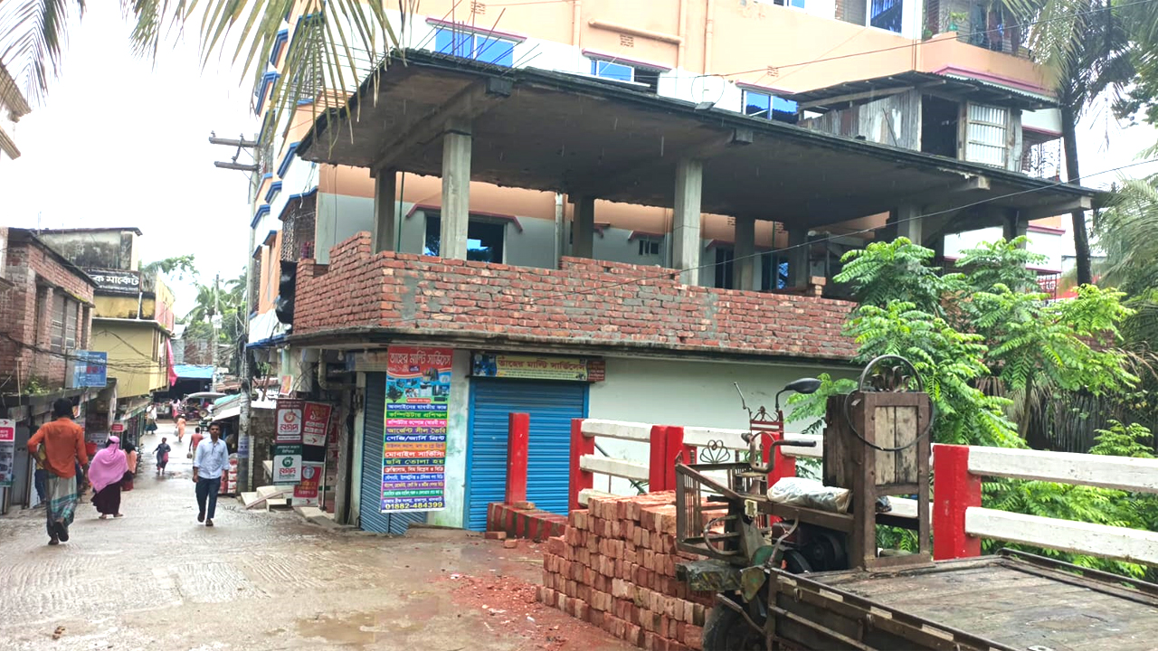 রাজাপুরে ভবন নির্মাণে সরকারি খালের জায়গা দখলের অভিযোগ