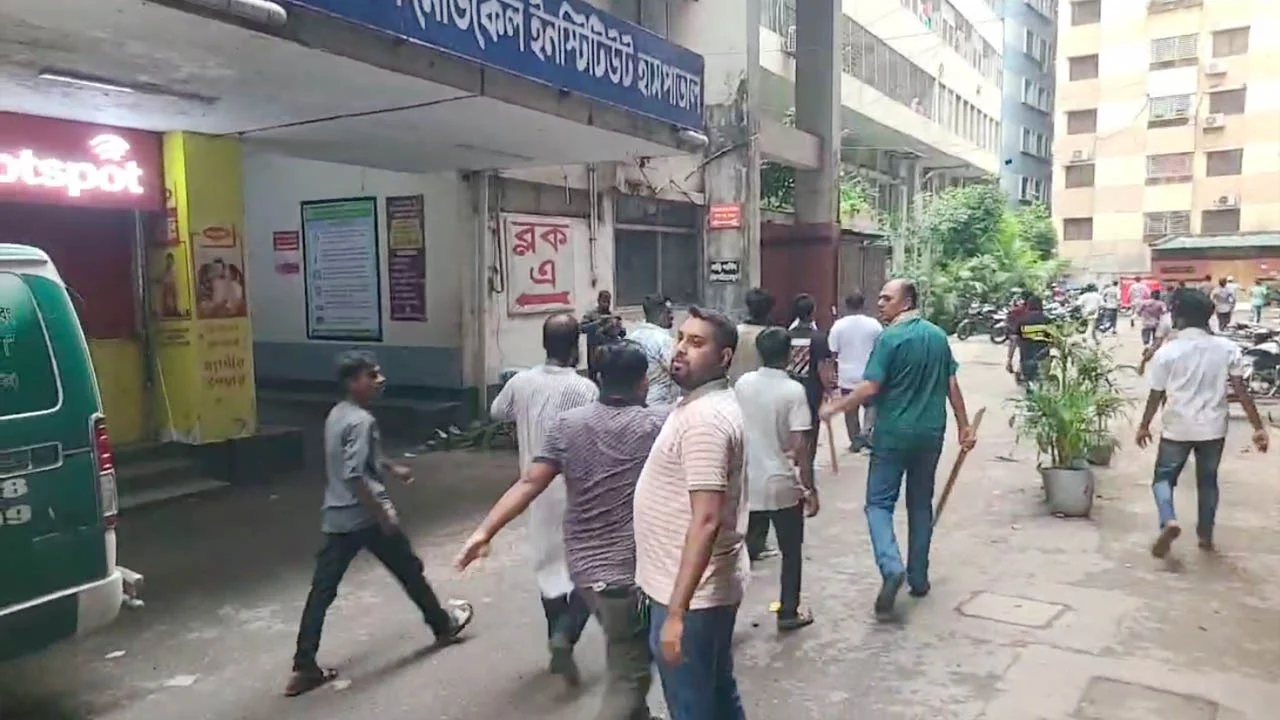হাসপাতালে শিবির-ছাত্রশক্তি নেতাদের ওপর ছাত্রদলের হামলা