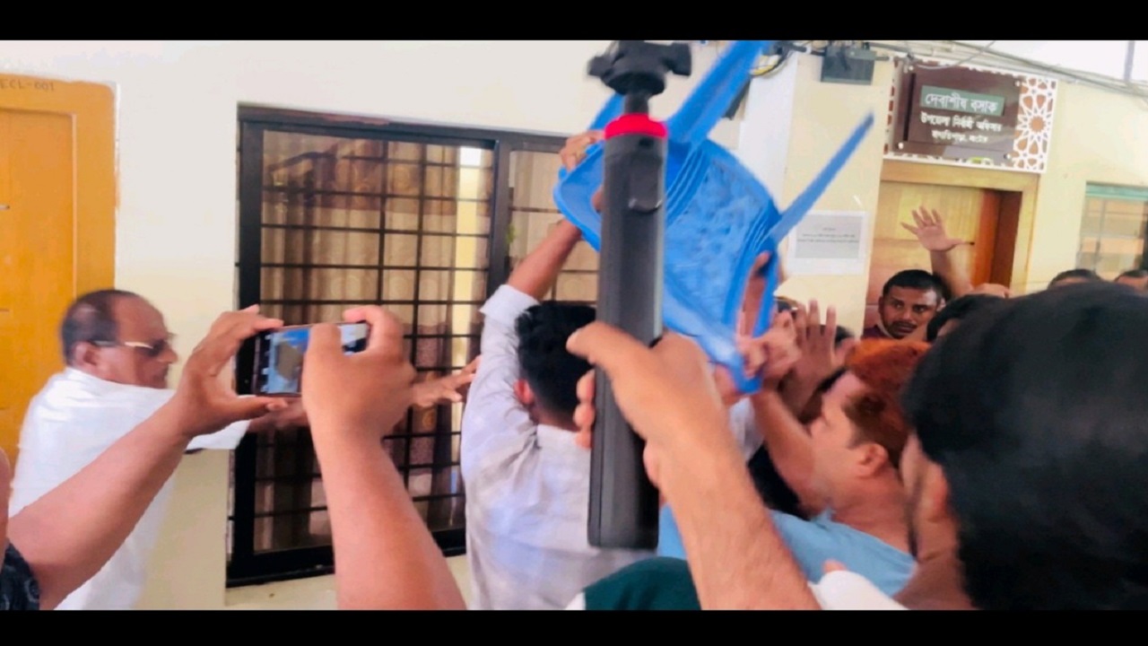 ফ্যামিলি কার্ডের নিয়োগে অনিয়মের অভিযোগ, বাগাতিপাড়ায় ইউএনও কার্যালয় ঘেরাও
