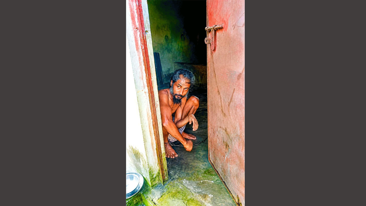 ব্রাহ্মণপাড়ায় ২০ বছর শিকলবন্দি আজাদ, প্রশাসনিক হস্তক্ষেপ চান এলাকাবাসী