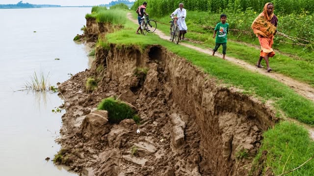 সুরমা নদীভাঙনে বিলীন স্কুল-মসজিদ, আতঙ্কে হাজারো মানুষ