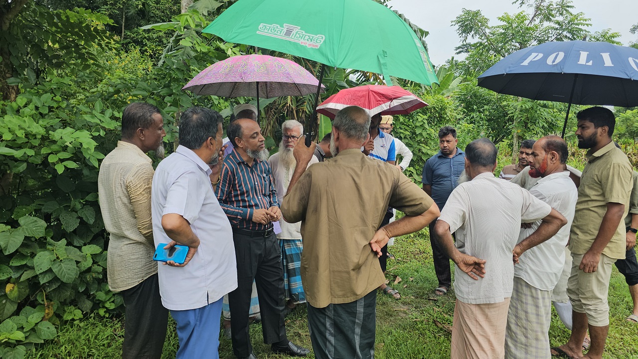 দুমকিতে সরকারি রাস্তায় বাঁশের বেড়া দিয়ে চাষাবাদ, ৭ দিনের মধ্যে অপসারণের নির্দেশ
