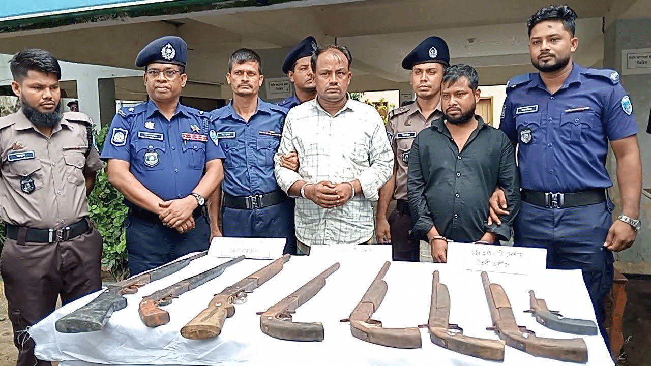 মহেশখালীতে অস্ত্রসহ আটক ২