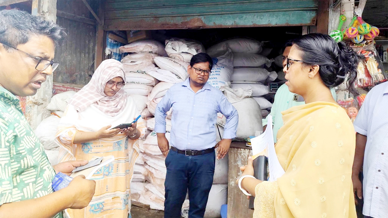 ‎ঈশ্বরগঞ্জে অবৈধ সার মজুদ, ২ ব্যবসায়ীকে জেল-জরিমানা