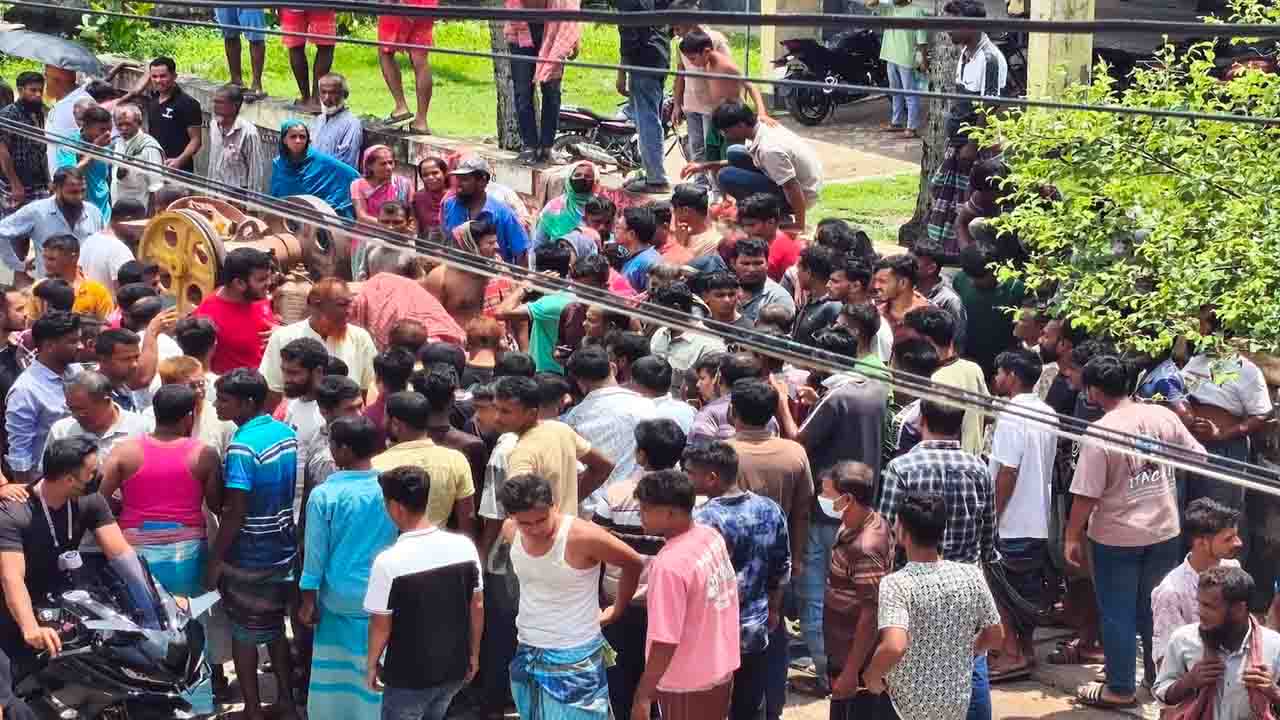নড়াইলে দাঁড়িয়ে থাকা ট্রাকে ধাক্কা, ট্রলিচালক নিহত