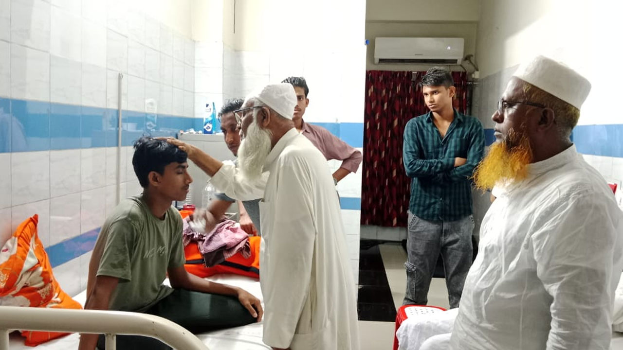 চোখ হারানো আলিফকে দেখতে হাসপাতালে খেলাফত মজলিসের আমির