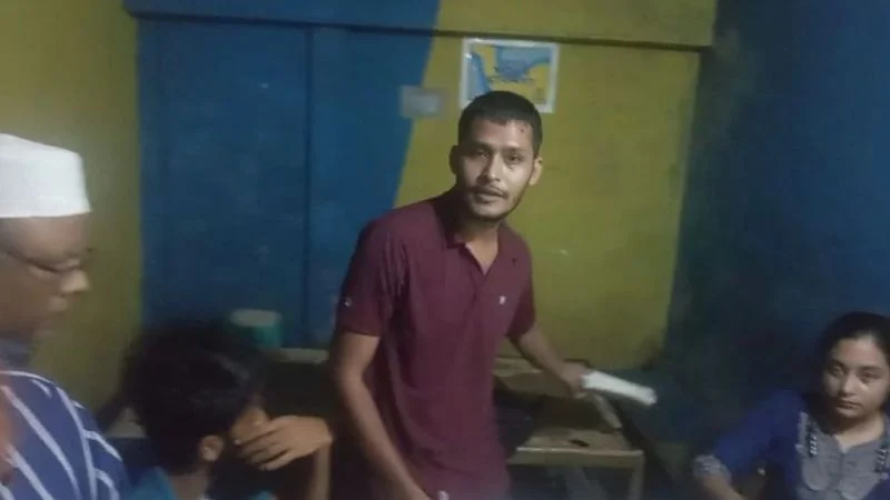 চায়ের দোকানে খাতা দেখছিলেন পরীক্ষক, জব্দ ৪০০ উত্তরপত্র 