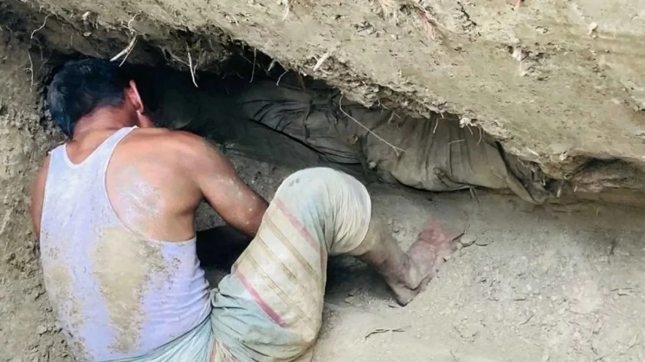স্ত্রীর কবর খননের সময় মিলল ২ যুগ আগে দাফন করা স্বামীর অক্ষত মরদেহ