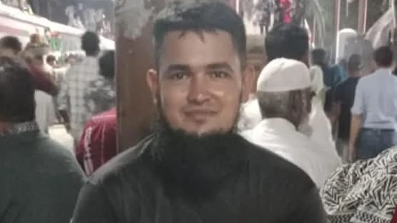 ট্রেনের ছাদ থেকে নামার সময় দুই বগির মাঝে পড়ে যুবক নিহত