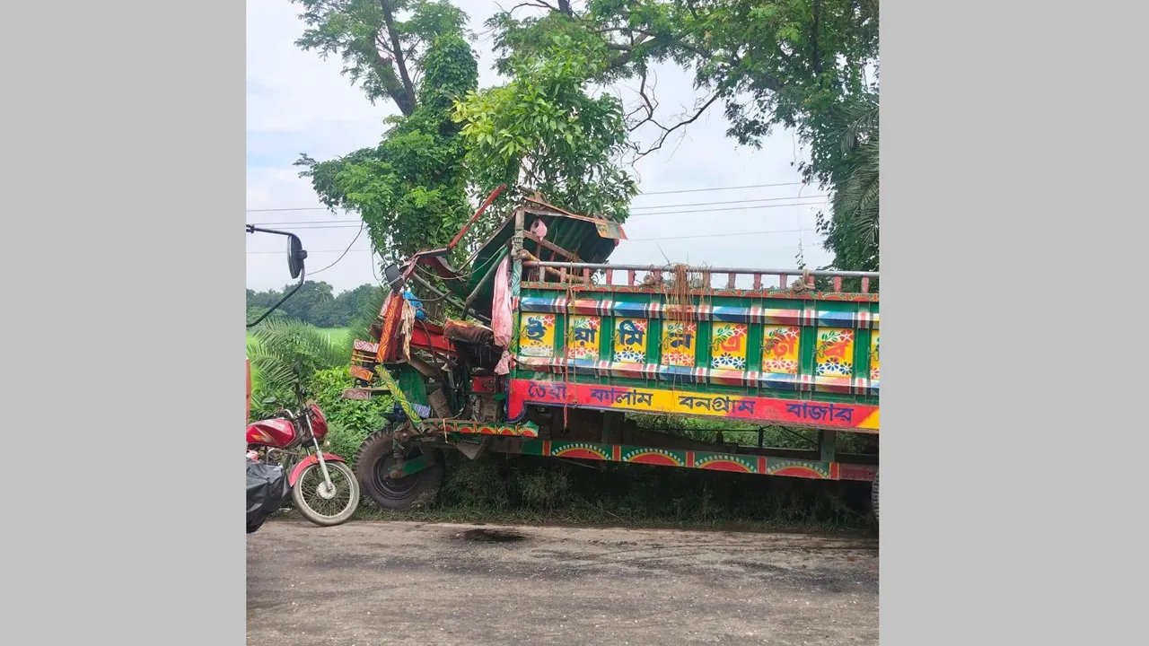 নাটোরে সড়ক দুর্ঘটনায় একই পরিবারের দুই ভাইসহ নিহত ৪