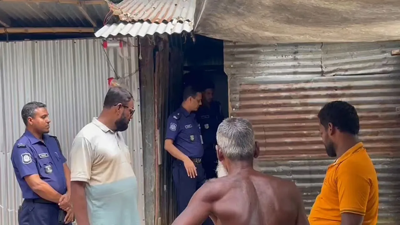 নরসিংদীতে বাড়িতে ঢুকে তরুণকে কুপিয়ে হত্যা
