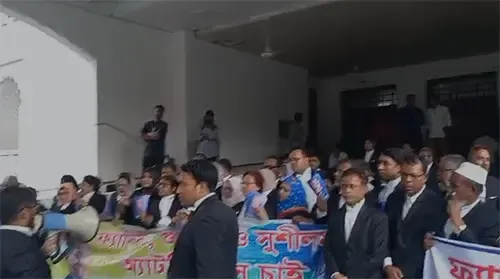 অ্যাটর্নি জেনারেলের পদত্যাগের দাবিতে বিক্ষোভ