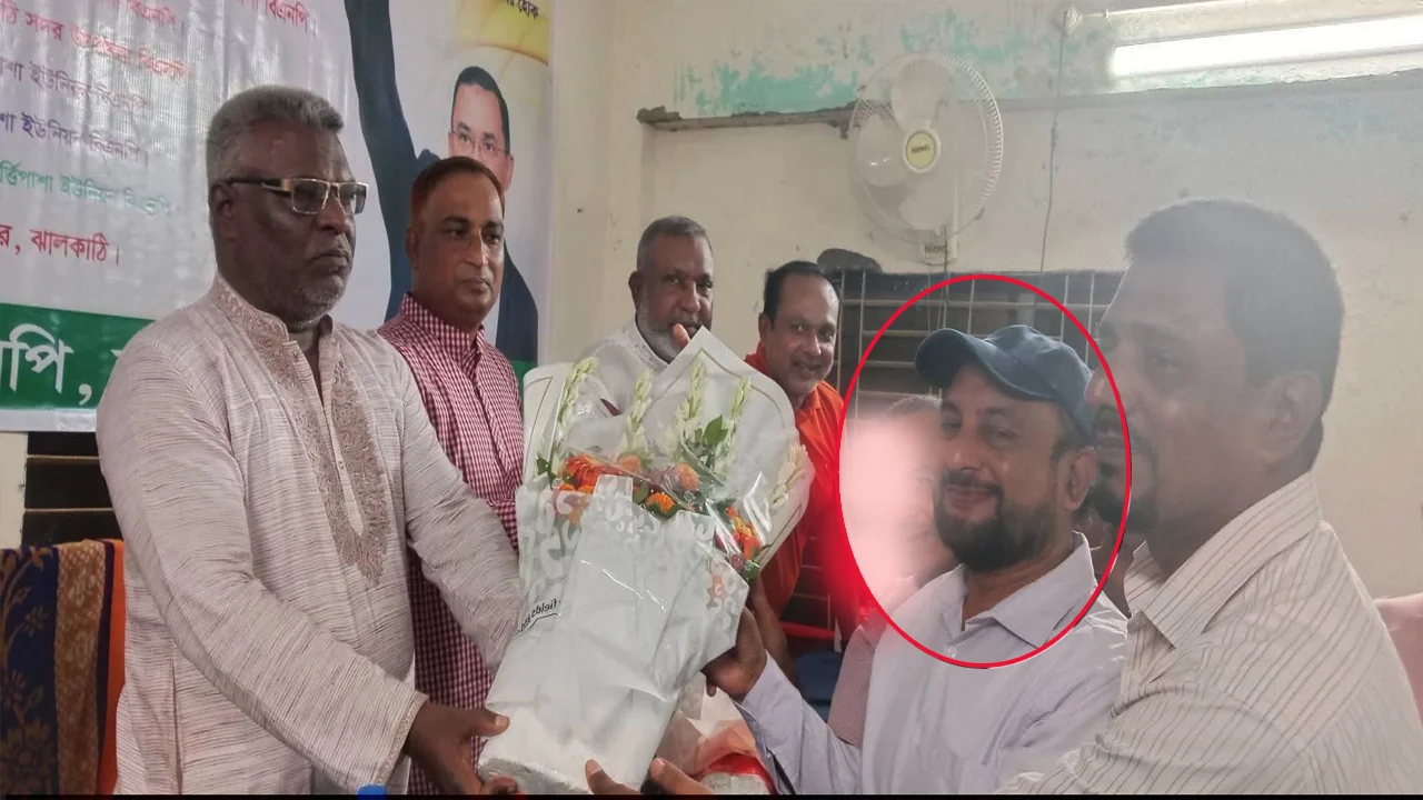 বিএনপি নেতাদের ফুল দিয়ে মঞ্চে উঠলেন আ.লীগ নেতা