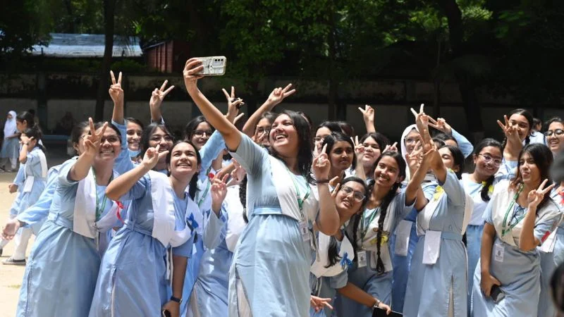 এসএসসি ও সমমানের ফল প্রকাশ, পাসের হার ৬২.২৫ শতাংশ