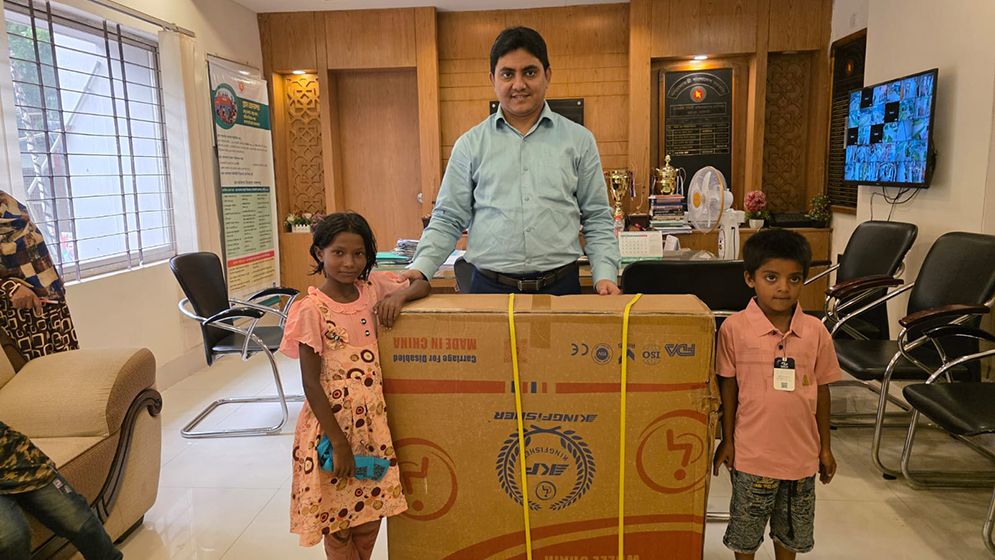 ‘দিদির জন্য গাড়ি দেন’ তুলির আবদারে মিলল হুইলচেয়ার