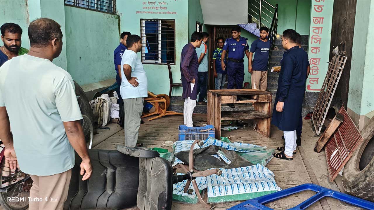 দর্শনায় চাঁদা না দেয়ায় সিঅ্যান্ডএফ অফিসে ভাঙচুর