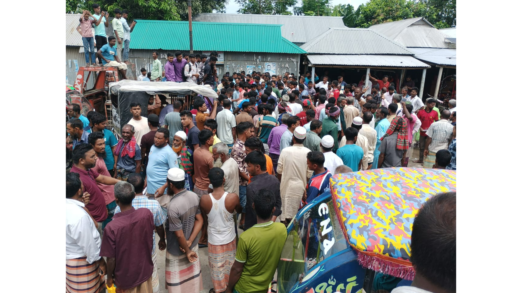 ভূরুঙ্গামারীতে সারের দাবিতে কৃষকদের বিক্ষোভ, প্রশাসনের উপস্থিতিতে বিতরণ