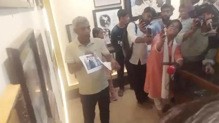 ডাকসুর জিন্নাহর ছবি ছিঁড়ে ফেললেন তৈয়ব হাবিলদার
