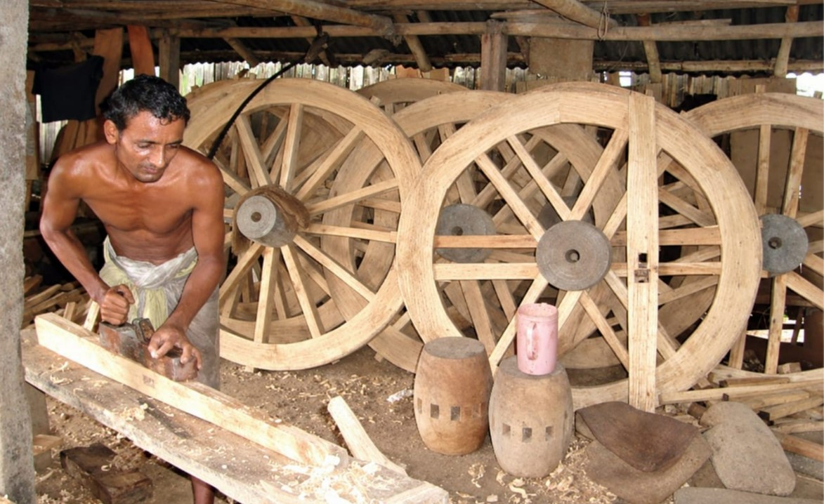 কুষ্টিয়ায় চাকা শিল্পের কারিগররা পেশা ছাড়ছে