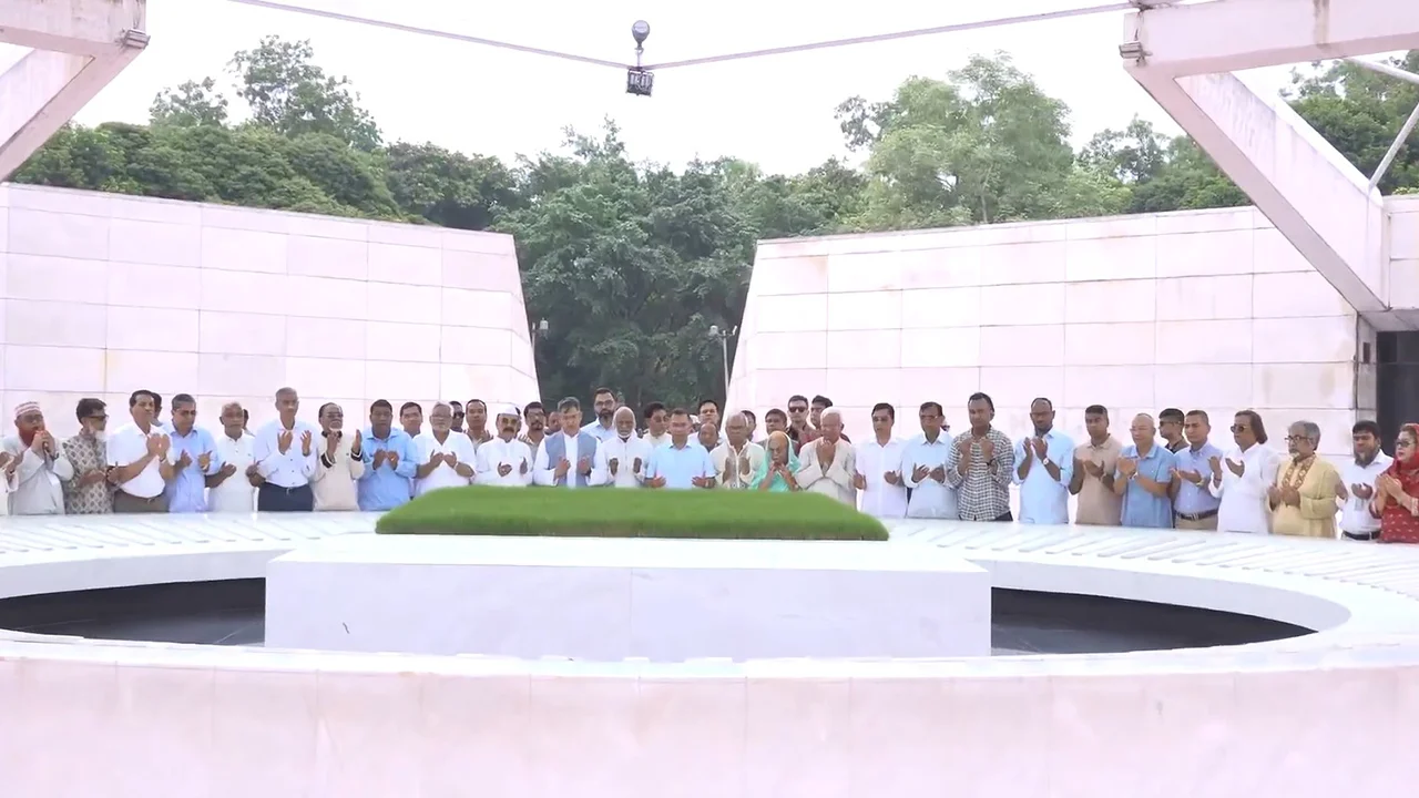 প্রতিষ্ঠাবার্ষিকীতে বাবা-মায়ের সমাধিতে তারেক রহমানের শ্রদ্ধা