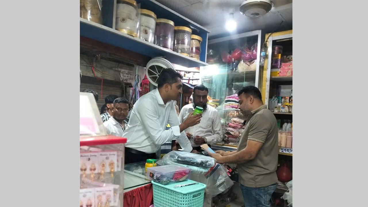 আড়াইহাজারে ট্রেড লাইসেন্স না থাকায় ৮৯ দোকানিকে জরিমানা