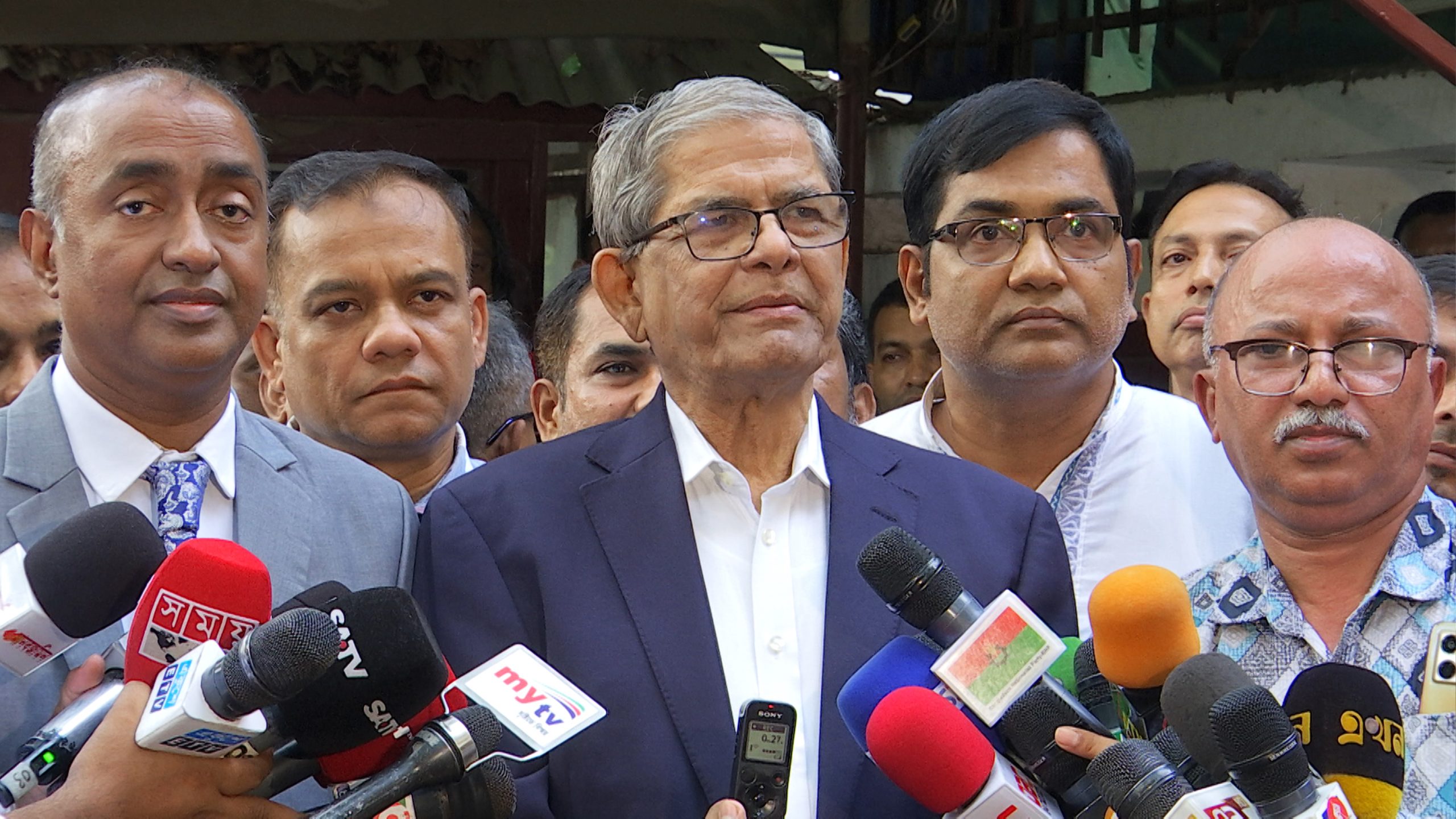 গণমাধ্যমের সঙ্গে কথা বলছেন মির্জা ফখরুল ইসলাম আলমগীর