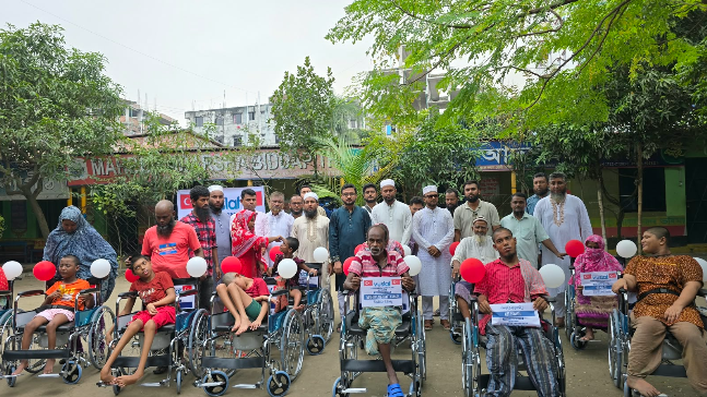 গাজীপুরে ড. হাফিজুর রহমানের উদ্যোগে বিশেষ চাহিদাসম্পন্নদের মাঝে হুইলচেয়ার বিতরণ