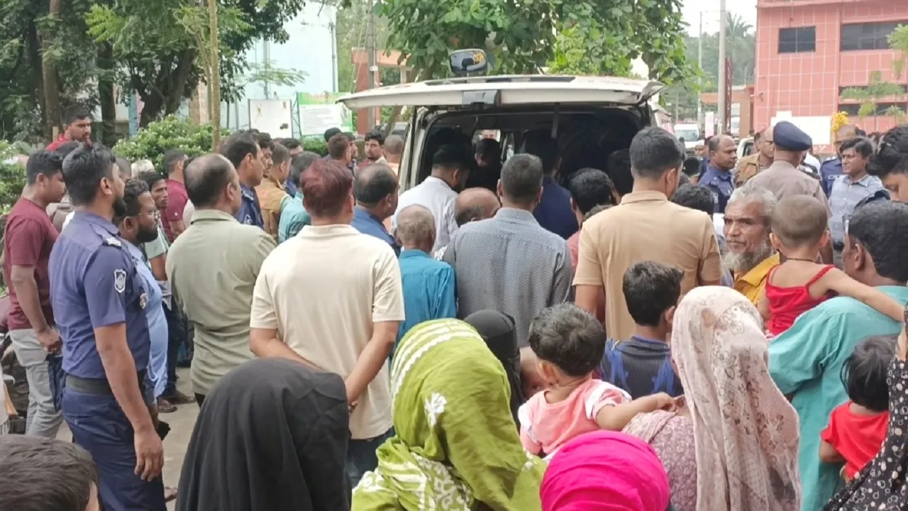পুলিশের পিকআপ উল্টে এক কনস্টেবল নিহত, আহত ৪