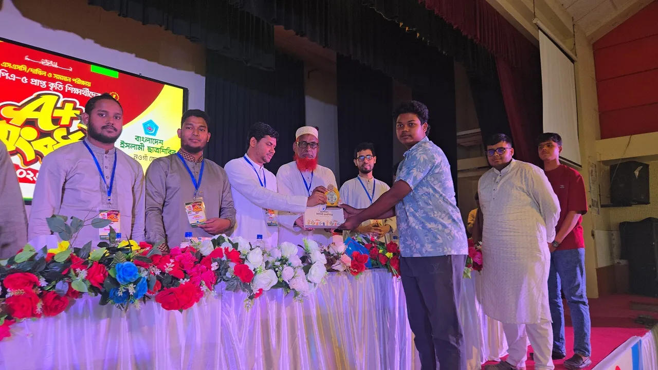 নওগাঁয় জিপিএ-৫ প্রাপ্ত ৬০০ শিক্ষার্থীকে শিবিরের সংবর্ধনা