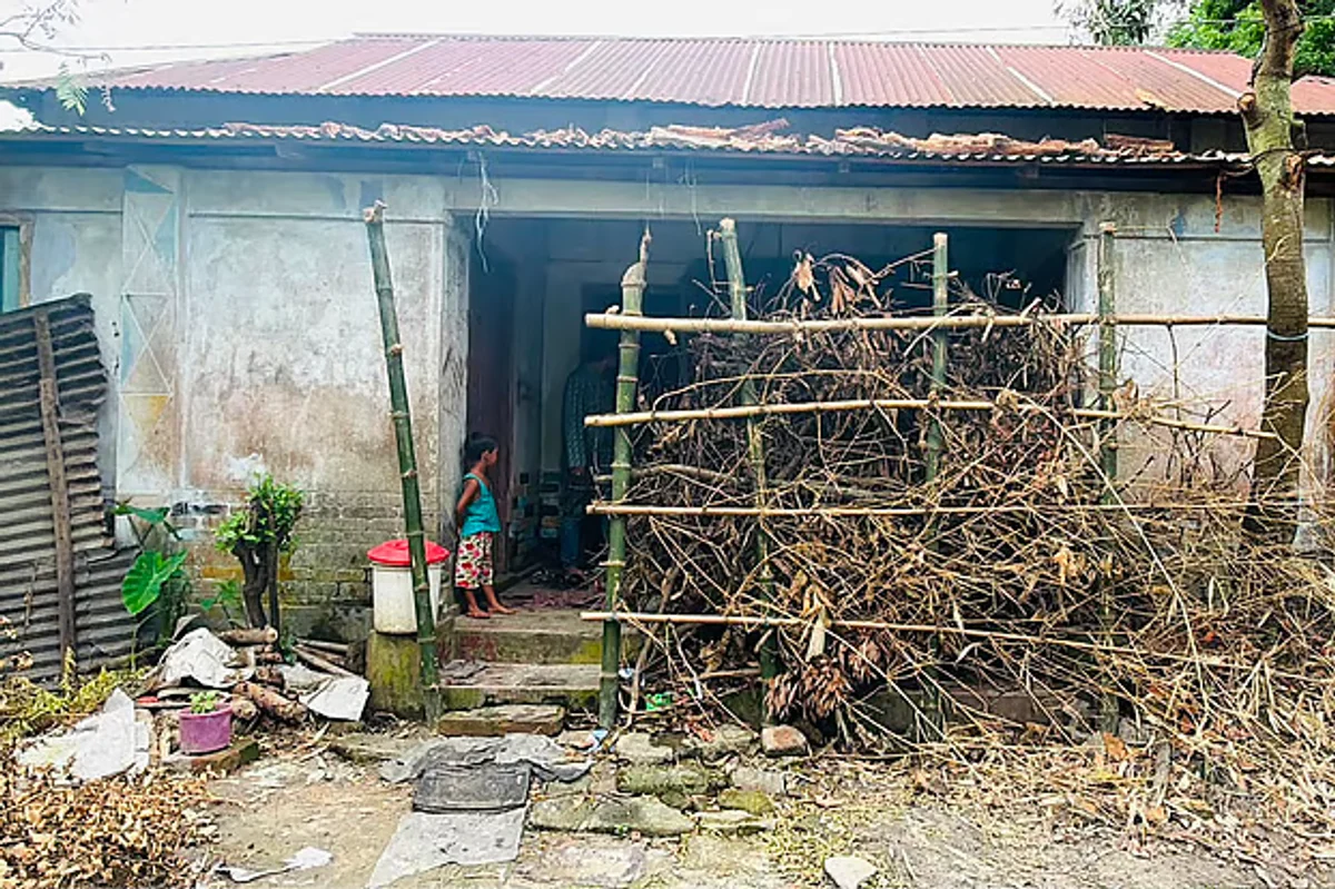 জমি নিয়ে বিরোধে যাতায়াতের পথে বেড়া