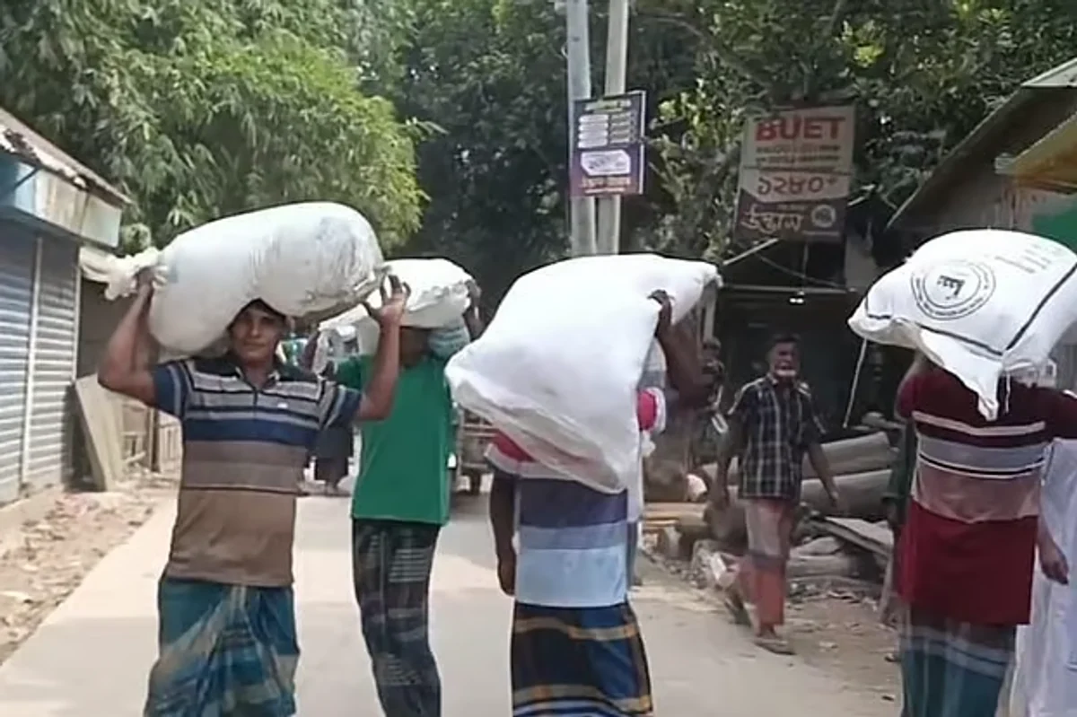 ডিলারের গুদাম ভেঙে সার নিয়ে গেলেন কৃষকেরা,
