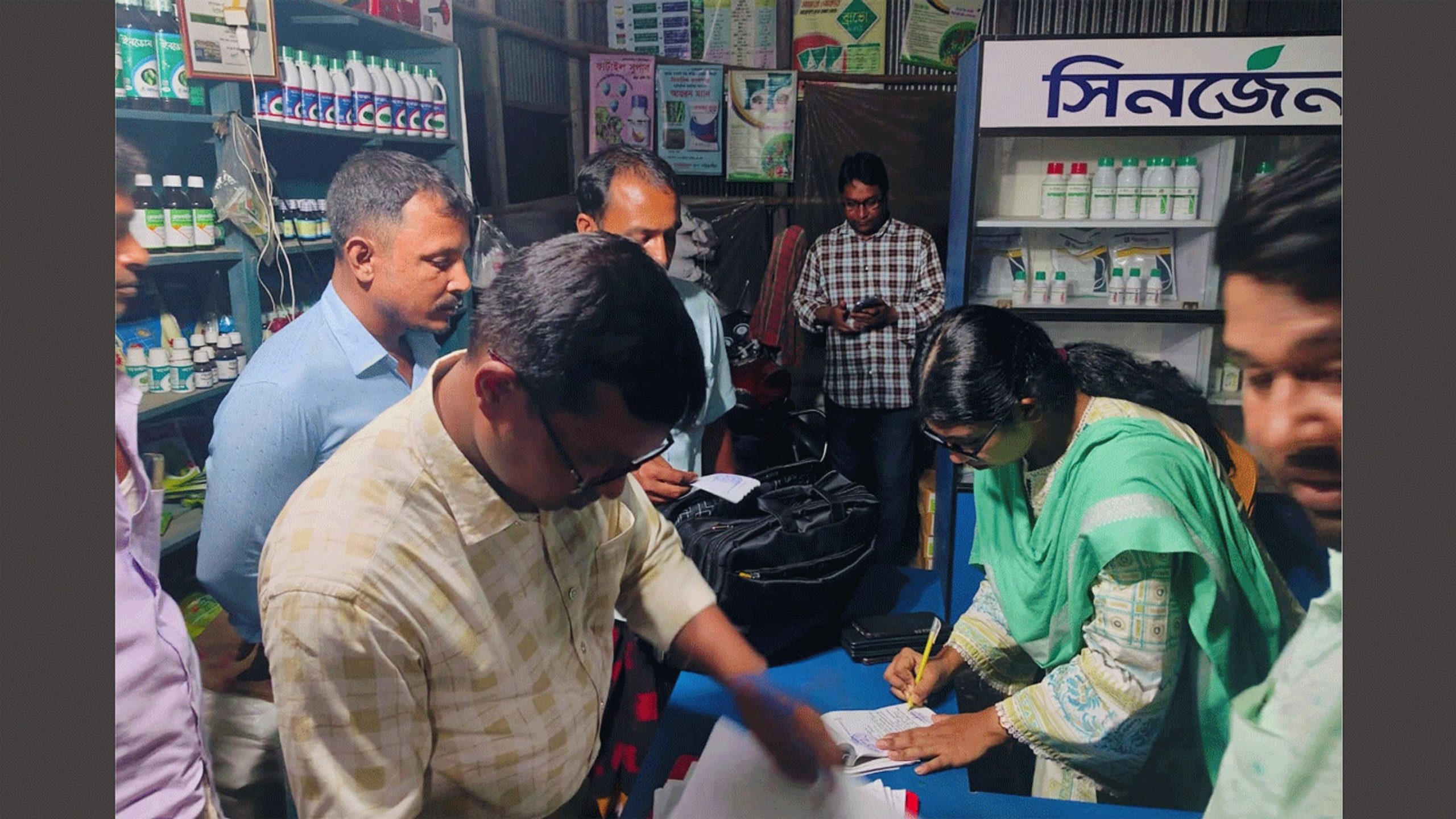 নাটোরে ২৬১ বস্তা অবৈধ সার মজুত, ৪ ব্যবসায়ীকে জরিমানা-কারাদণ্ড