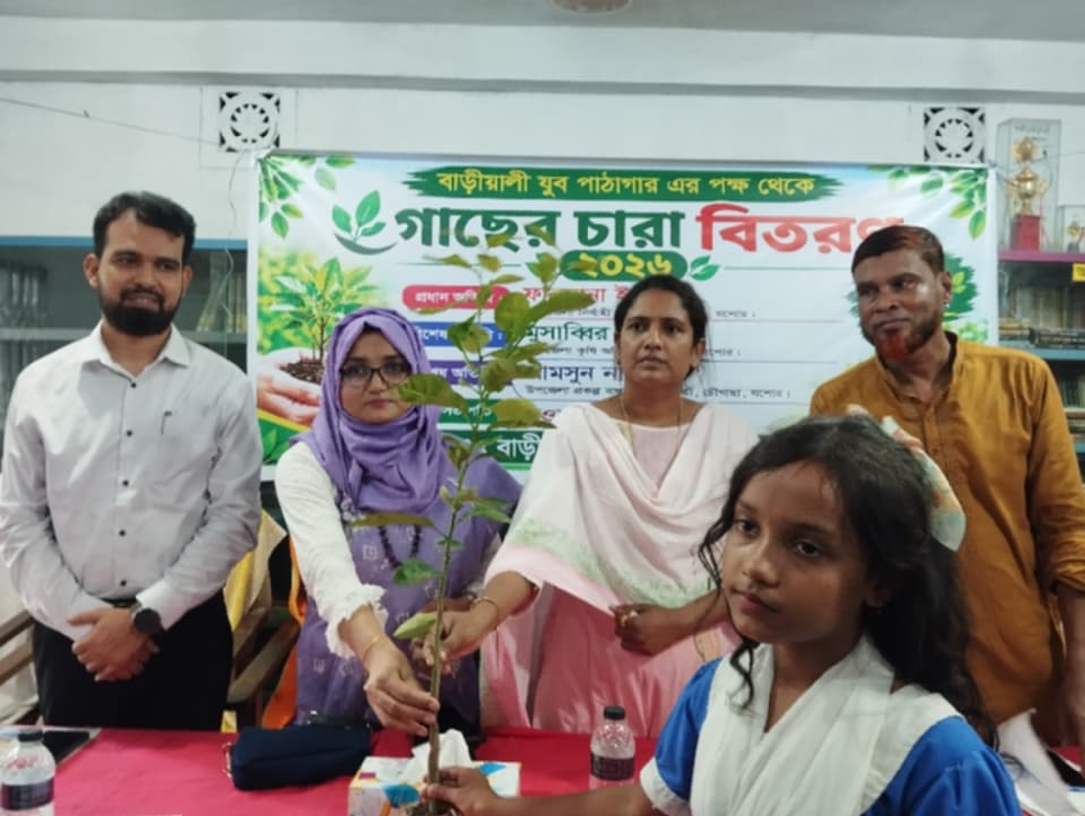 চৌগাছায় ২৫০ শিক্ষার্থীর  ফলজ ও বনজ গাছের চারা  উপহার