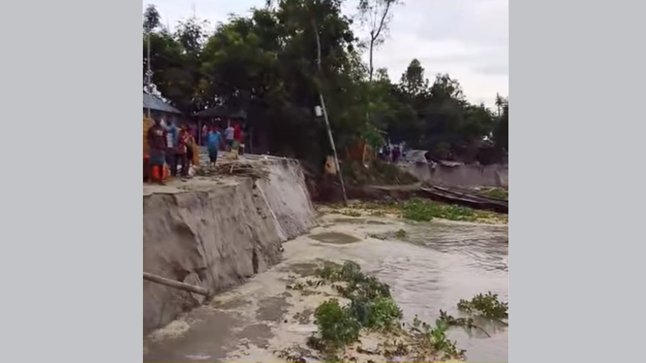 সুন্দরগঞ্জে তিস্তার ভাঙনে এক রাতেই ভিটাহারা দেড়শতাধিক পরিবার