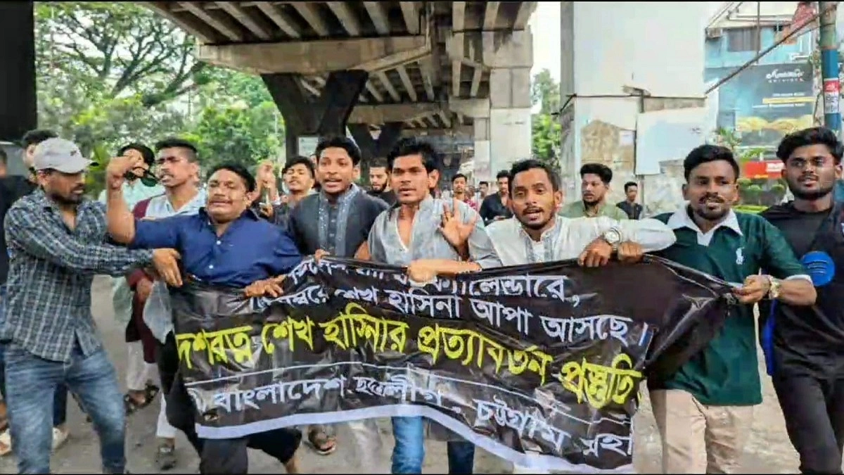 পুলিশ কমিশনার কার্যালয়ের সামনে কার্যক্রম নিষিদ্ধ ছাত্রলীগের মিছিল