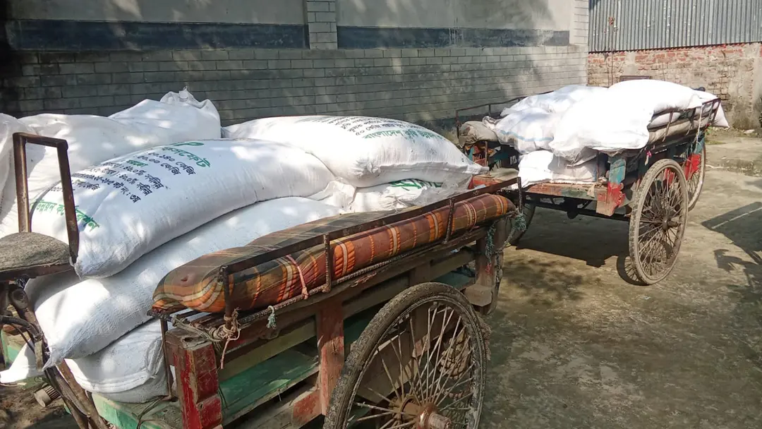 বাড়িতে অবৈধভাবে মজুত করা ২১ বস্তা সার জব্দ, ব্যবসায়ীকে জরিমানা