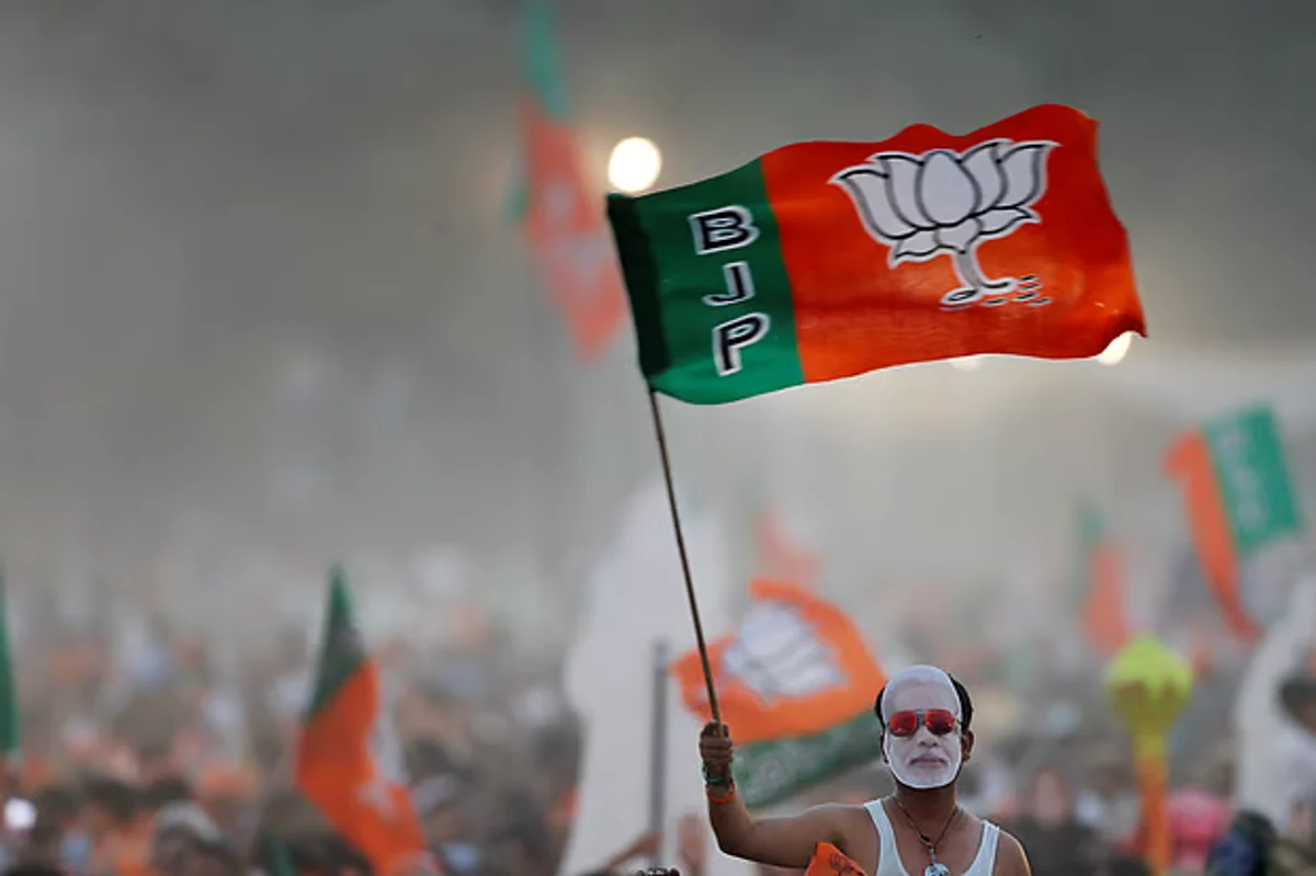কোণঠাসা বিজেপি আবার কট্টর হিন্দুত্বে ঝুঁকছে