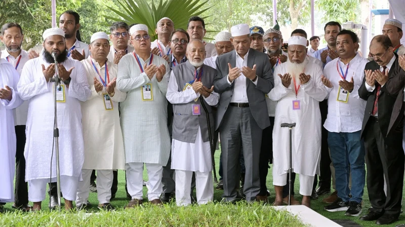 মা-বাবার কবর জিয়ারত করলেন রাষ্ট্রপতি মির্জা ফখরুল