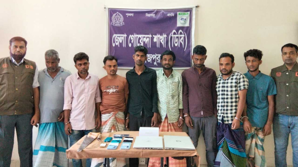 নবাবগঞ্জে রাস্তায় গাছ ফেলে ডাকাতি : আটক ৮