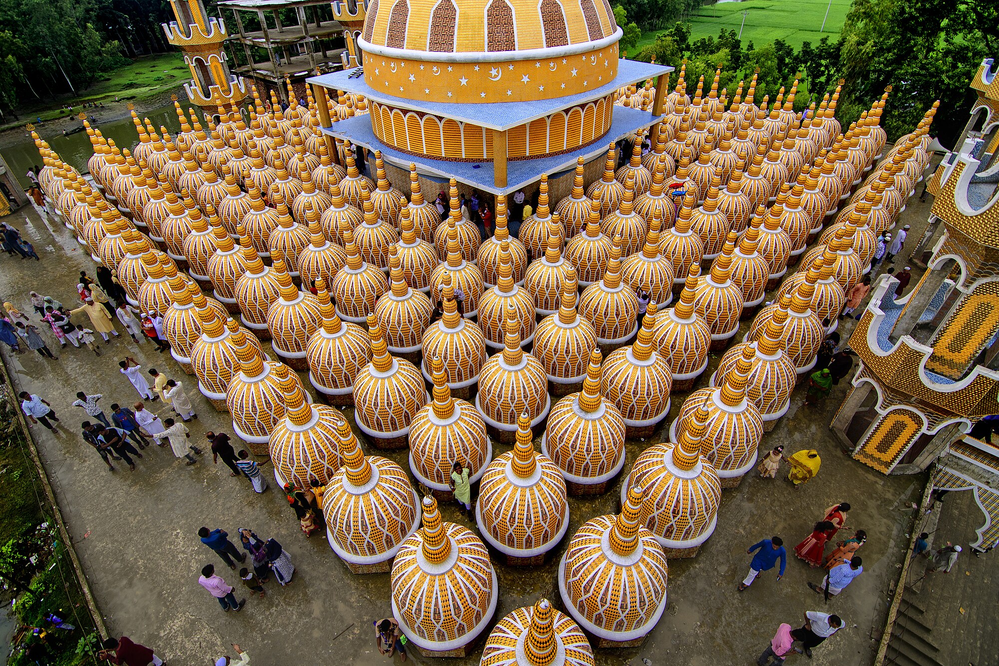 কেন্দ্রীয় গম্বুজ ঘিরে ২০১ গম্বুজ মসজিদের ছোট গম্বুজের সারি