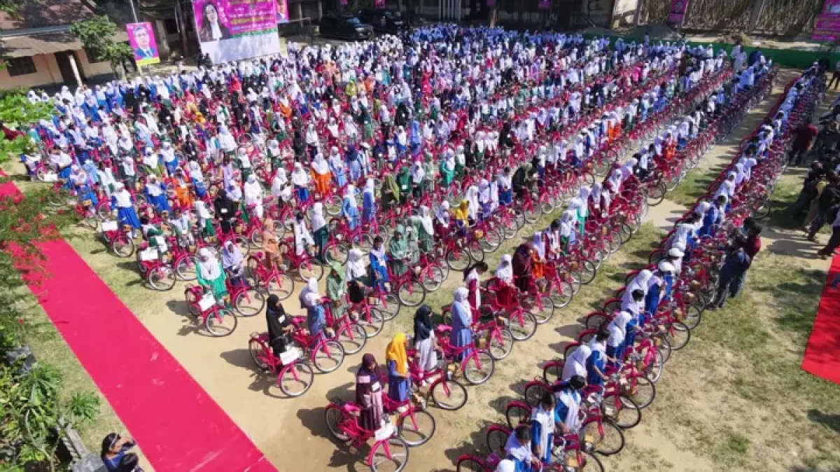 ৫৪৮ ছাত্রীকে বাইসাইকেল দিয়ে জাইমা রহমানের জন্মদিন উদ্‌যাপন