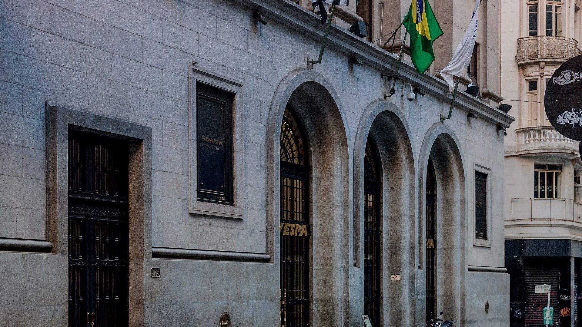 The B3 exchange in São Paulo, whose Ibovespa index fell as much as 17 percent on Monday. CC0, via Wikimedia Commons.