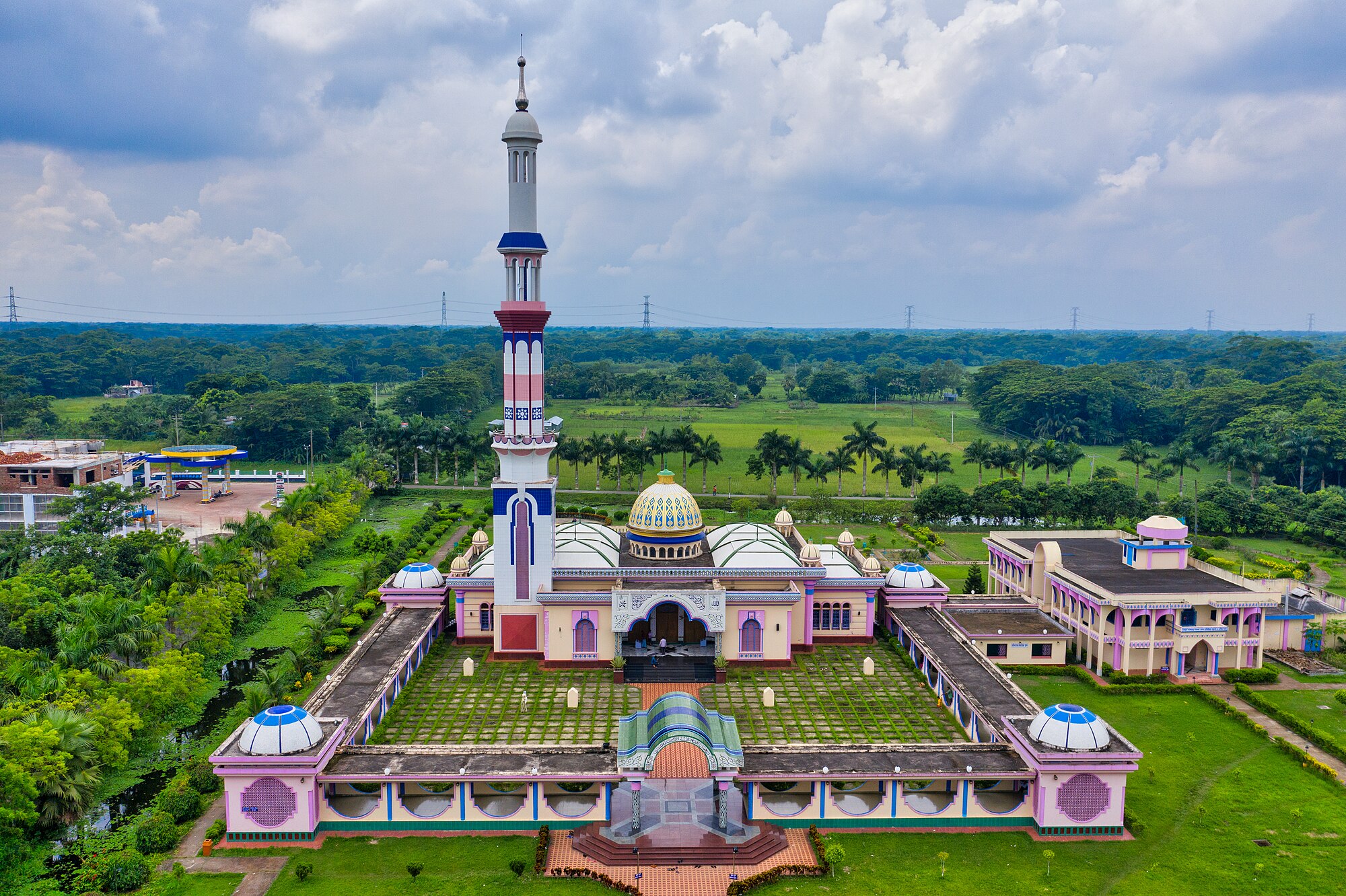 গুঠিয়া মসজিদ, মিনার ও চারপাশের বাগান