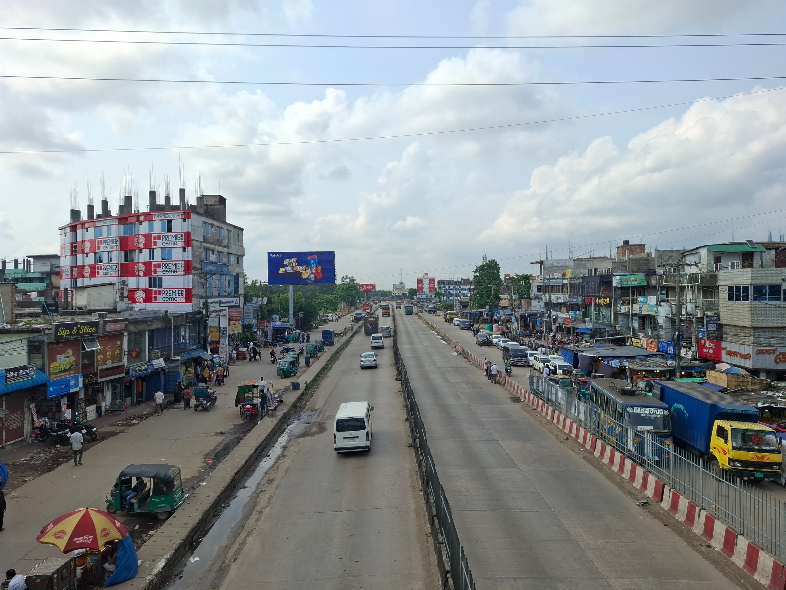 ওপর থেকে দেখা ব্যস্ত মহাসড়ক