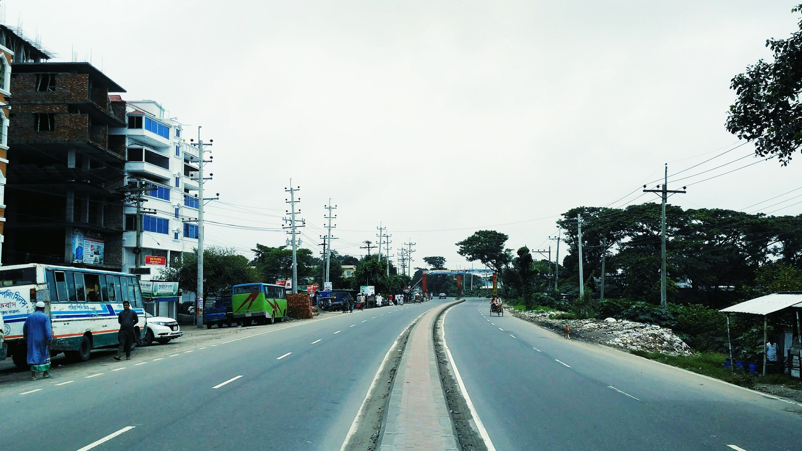 মহাসড়কের পাশে দাঁড়ানো বাস