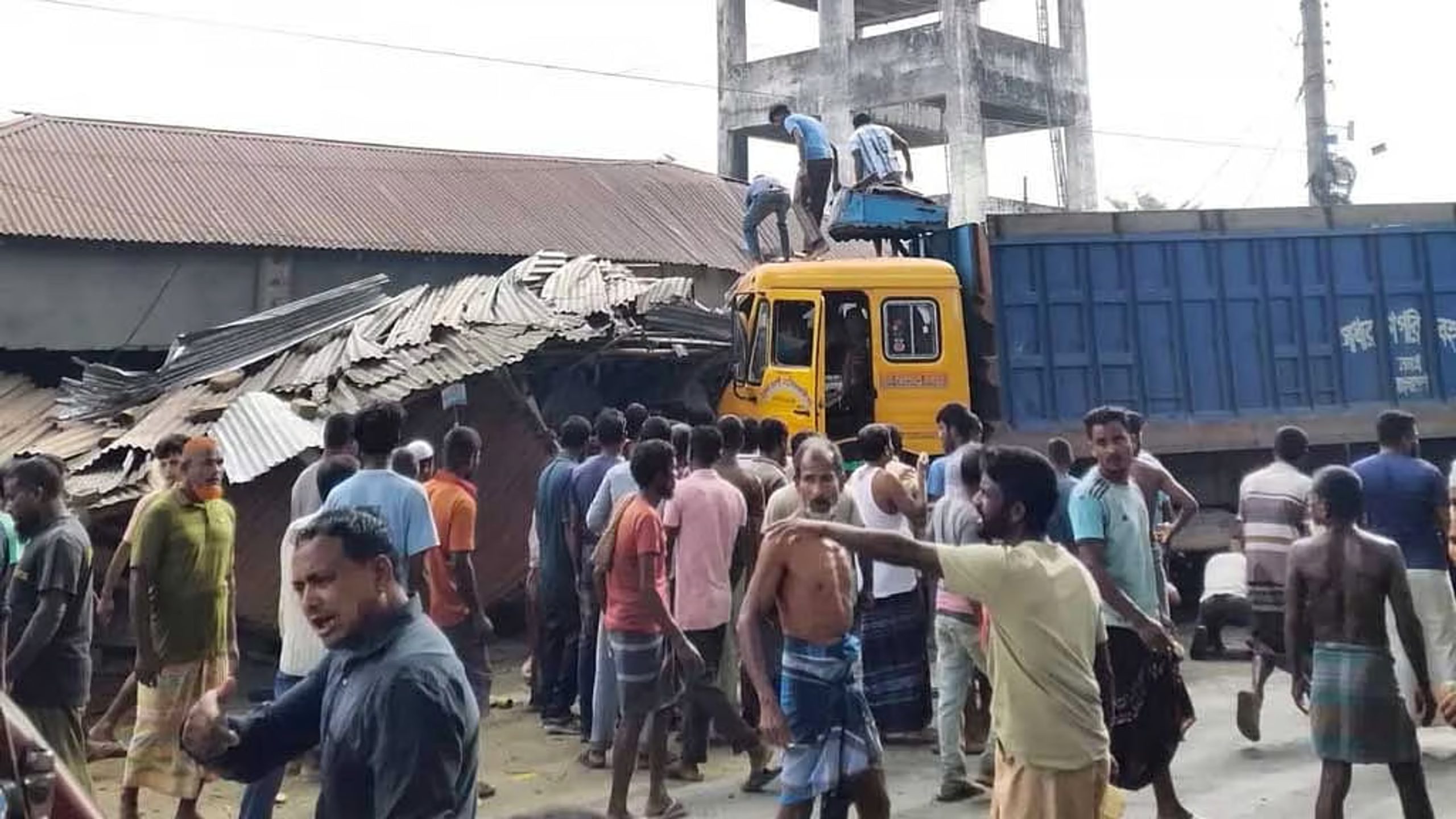 লালমনিরহাটে ট্রাকের চাকা ফেটে ইজিবাইককে চাপা, নিহত বেড়ে ৪