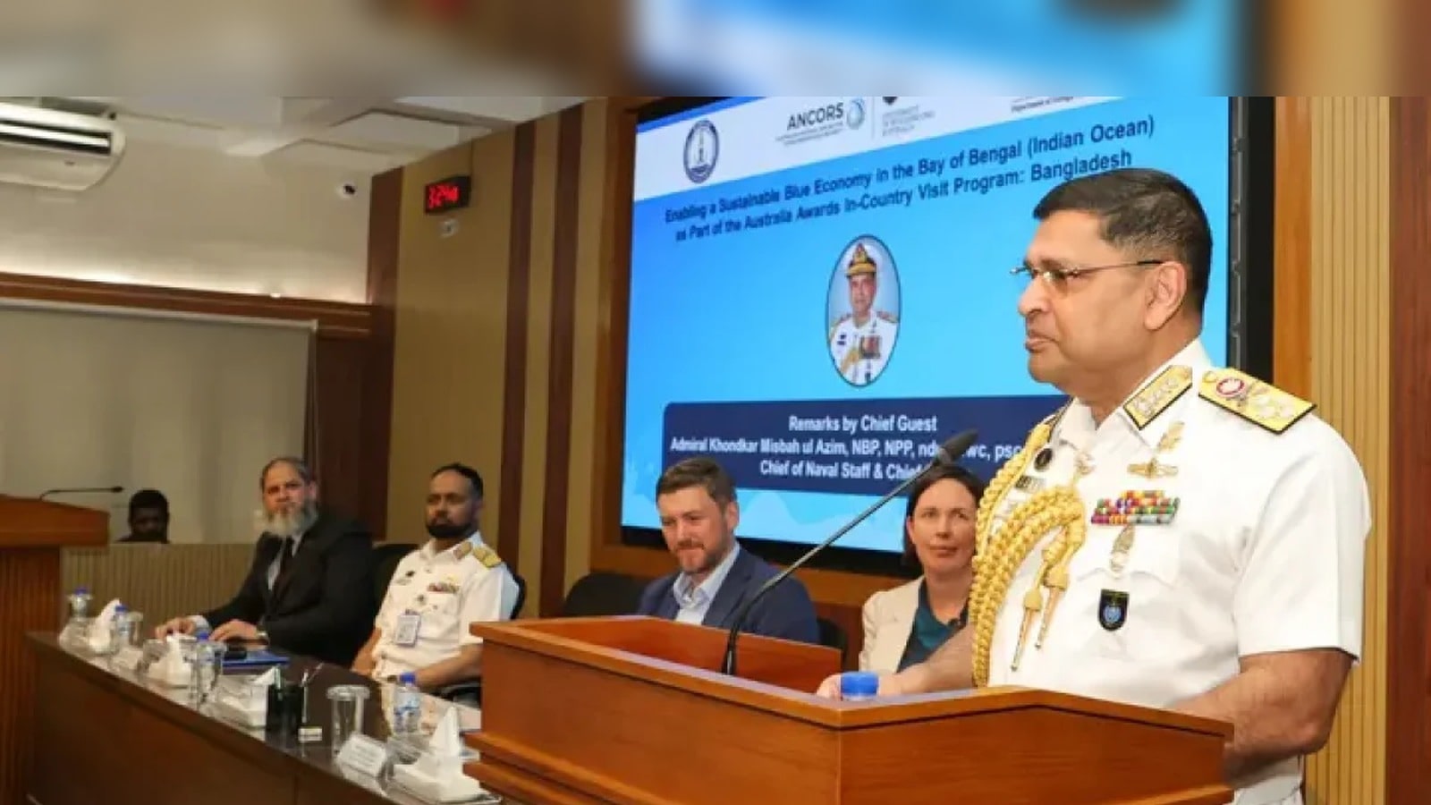 কর্মশালায় বক্তব্য দিচ্ছেন নৌবাহিনী প্রধান